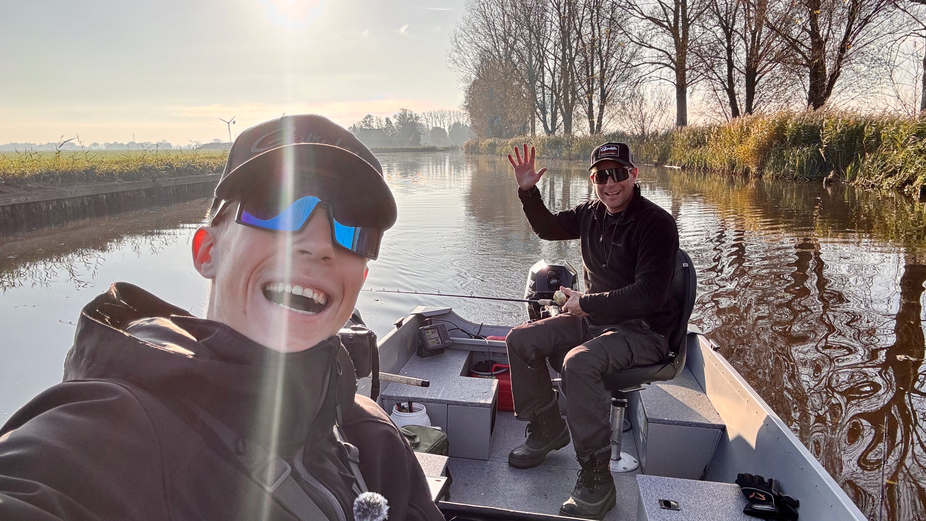 Hengelaars op het water - een perfecte dag om te vissen